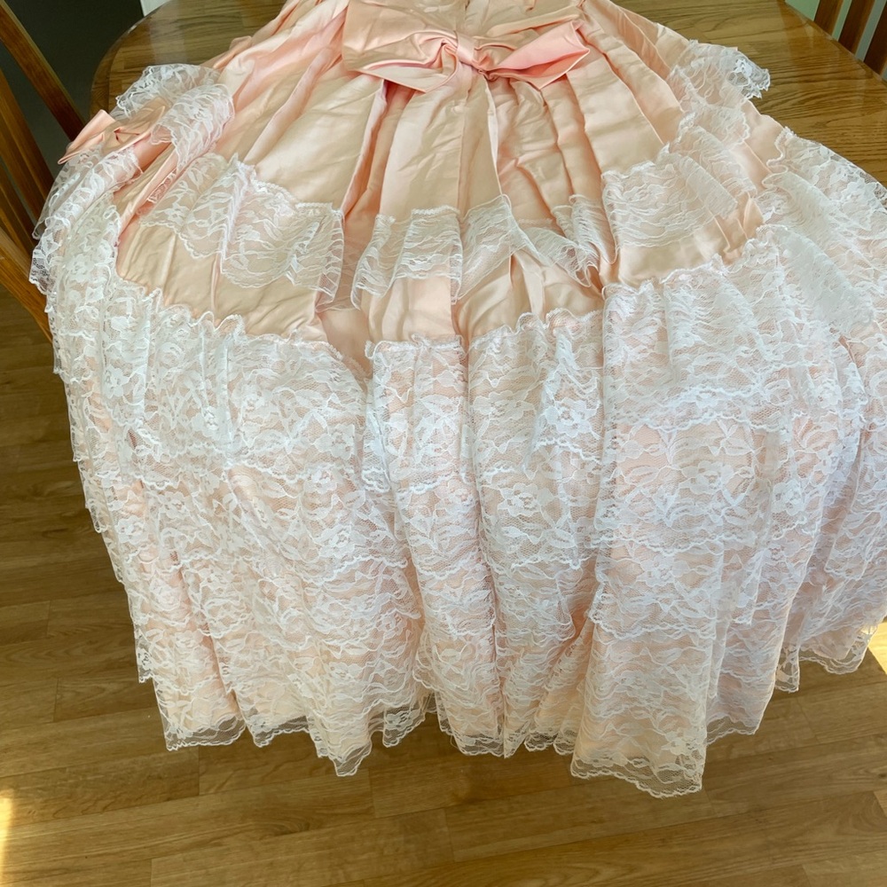 Vintage Elegant Peach Dress with White Lace Details - Picture 8 of 12